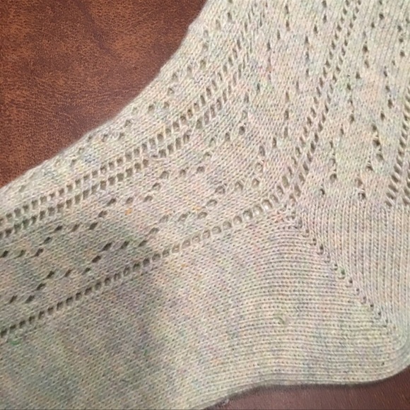 TARYN Rose luxury beige socks. Size 5-10 NWT - Picture 3 of 4